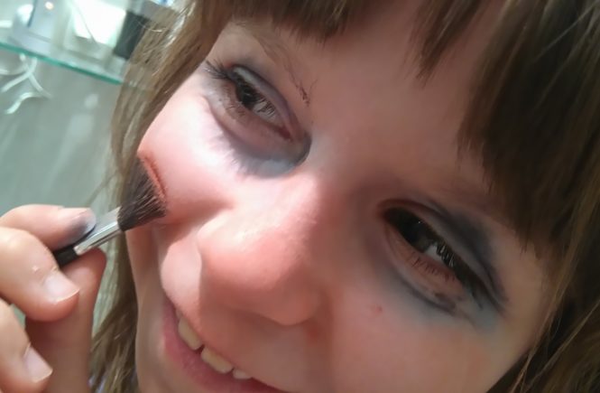 dziewczynka robi sobie makijaż