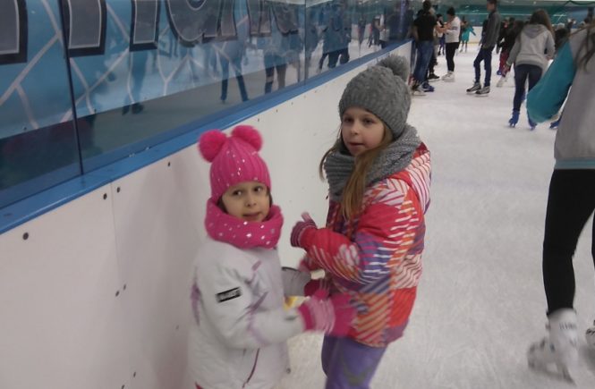 dwie dziewczynki na tafli lodowiska