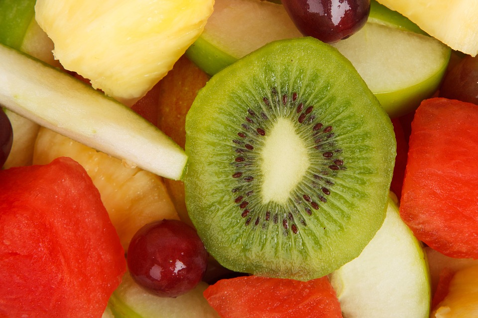 owoce: kiwi, winogrona, jabłko, arbuz