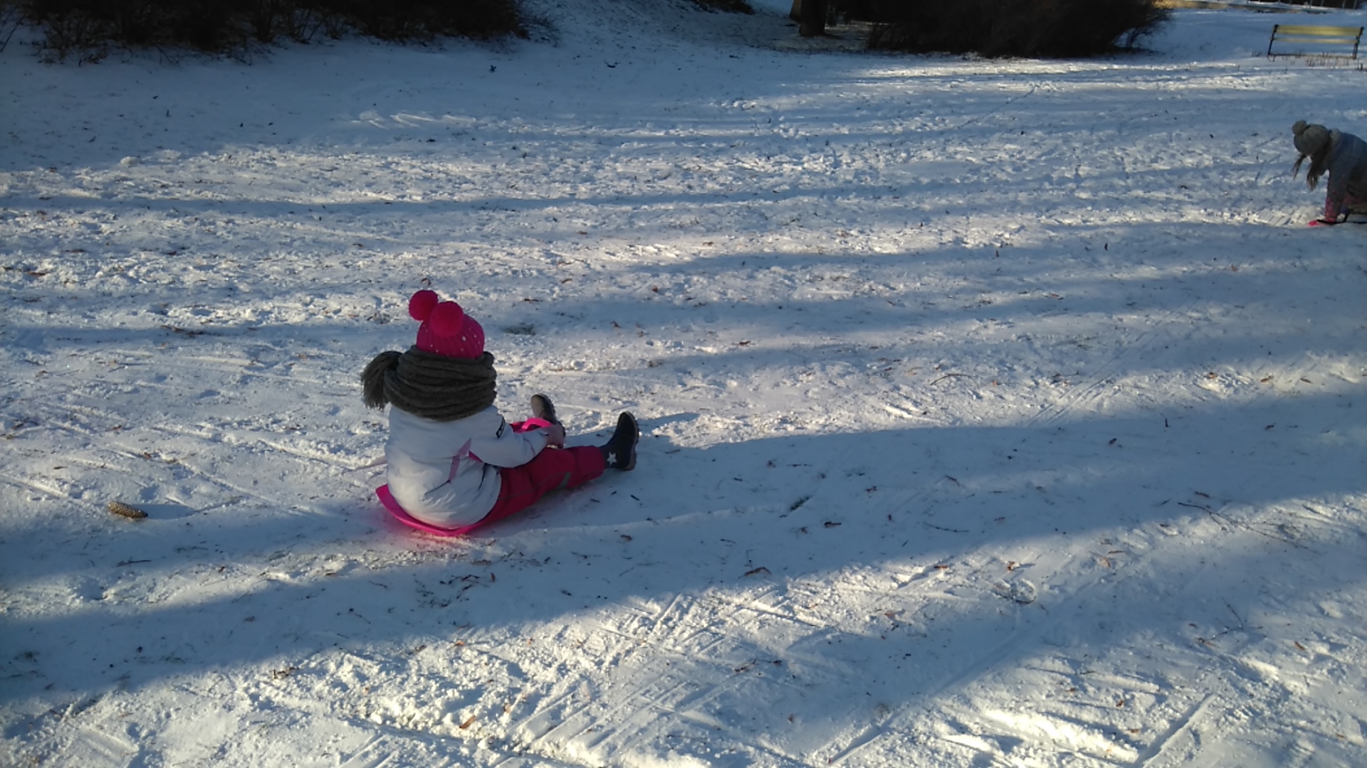 dziecko siedzi na śniegu