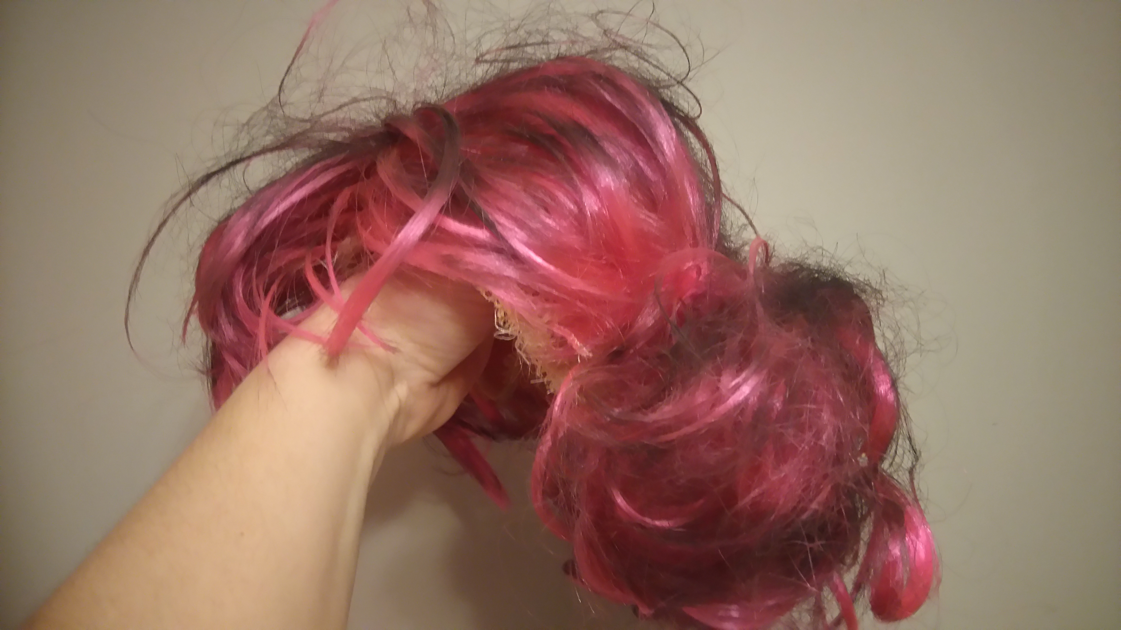 różowo-czarna peruka