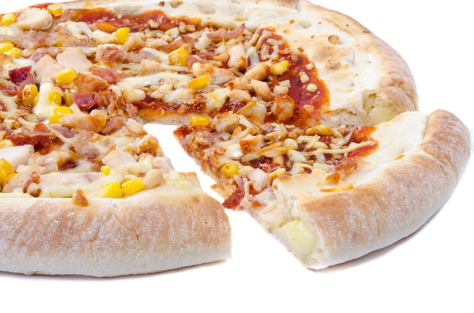pizza z serem zapieczonym w brzegach