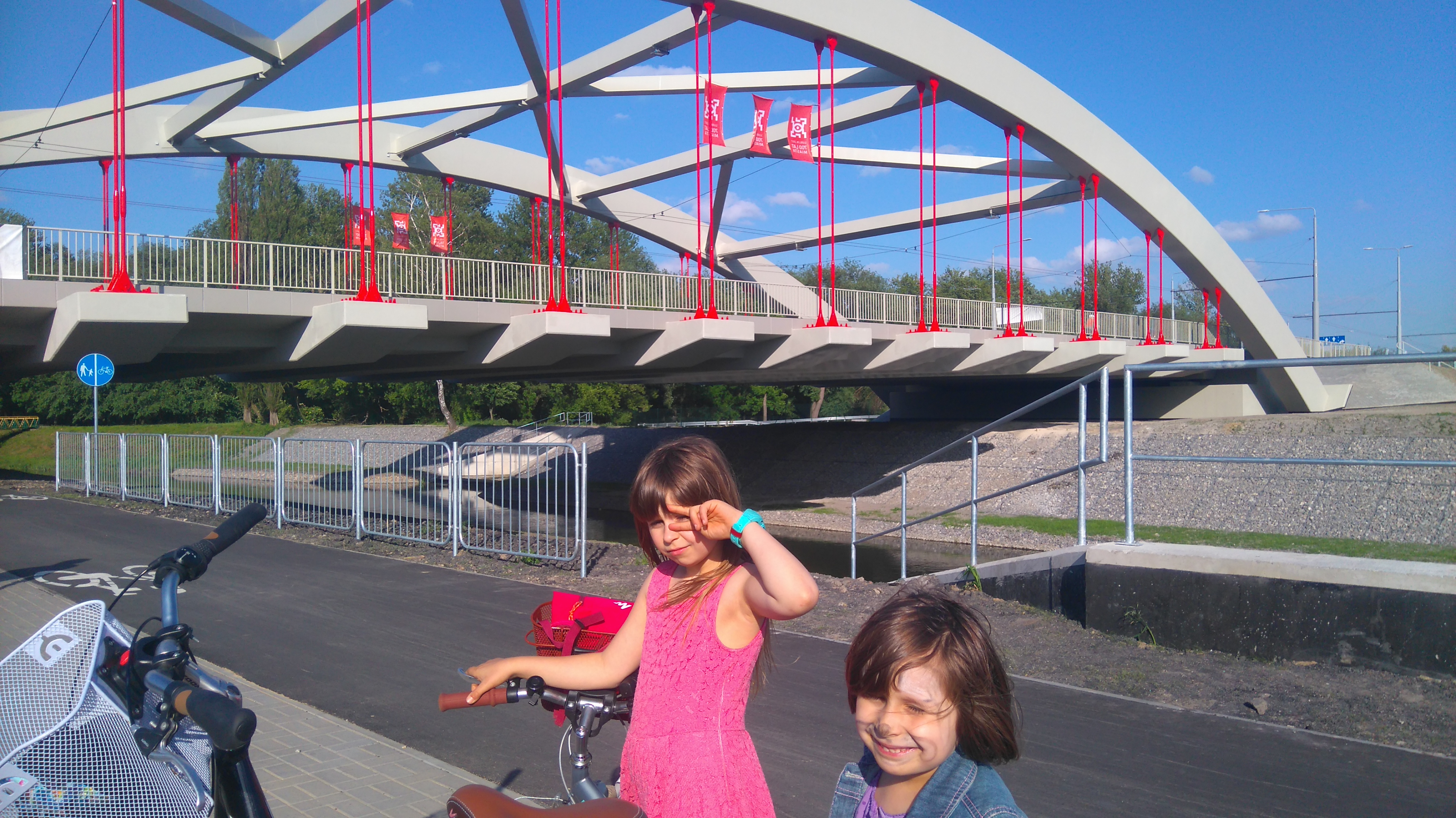 dzieci na tle mostu 700-lecia lublina