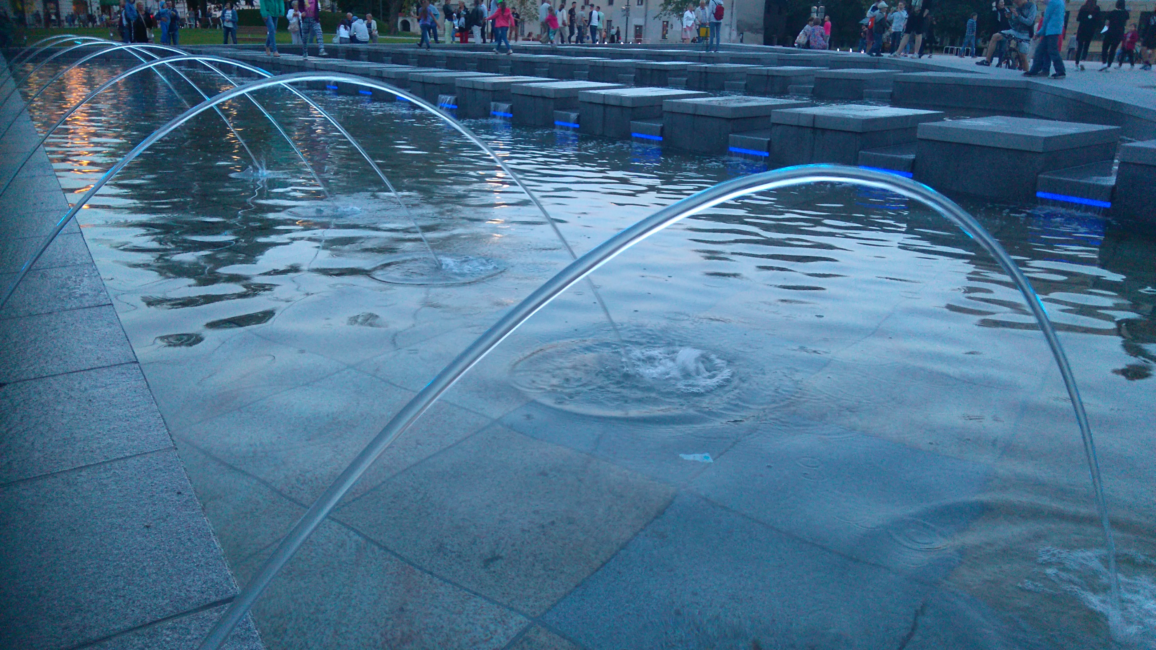 Strumień fontanny kaskadowej na Placu Litewskim