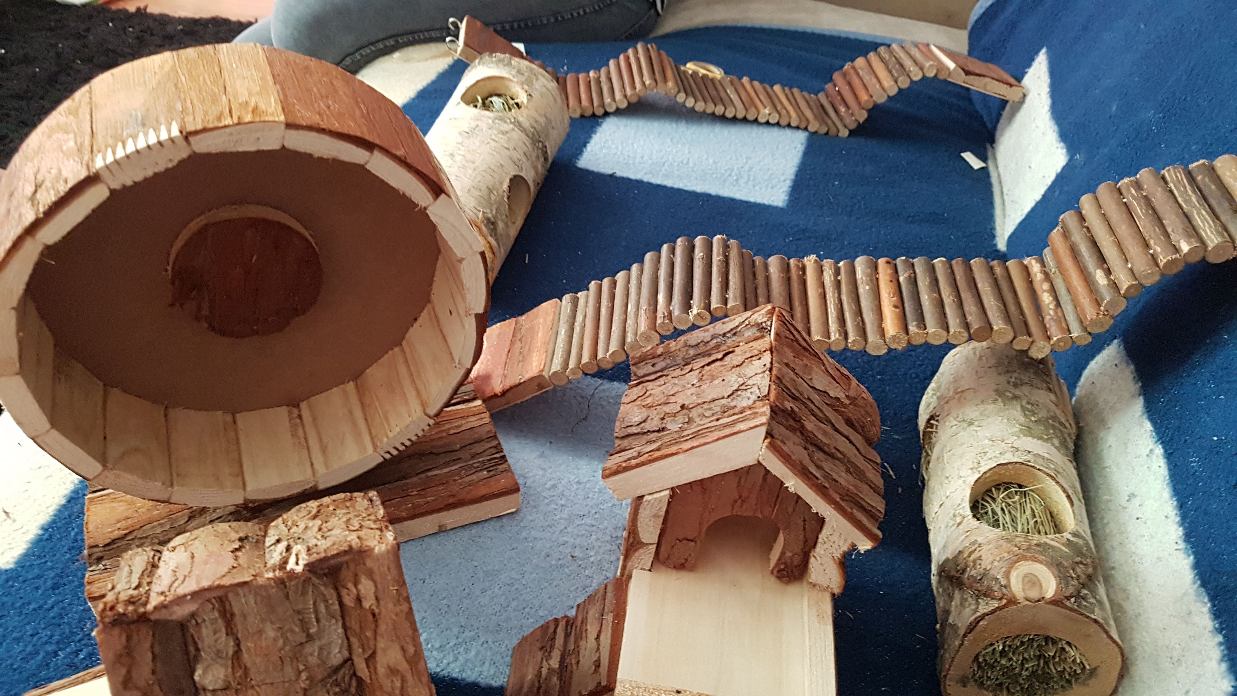 drewniane elementy wyposażenia klatki dla gryzonia